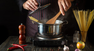 Jak gotować makaron, nawet przy wyłączonym palniku? Włoski noblista radzi