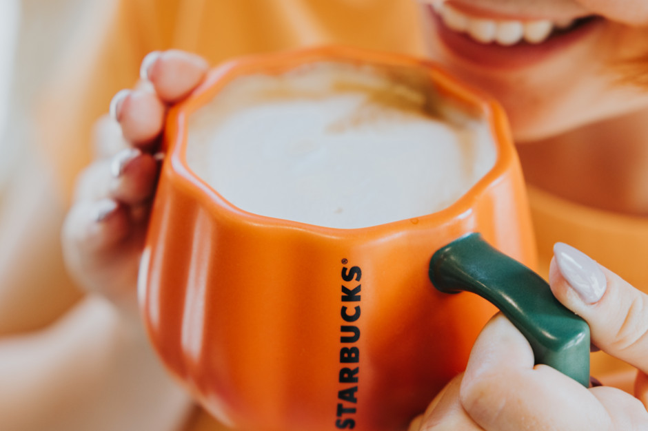 Kultowa Pumpkin Spice Latte powraca do Starbucks. Jest nowa, mrożona wersja tej kawy