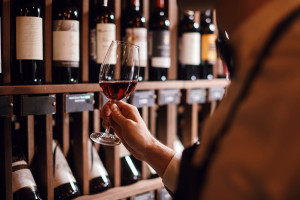 Sprzedaż alkoholu przez internet: Ten wyrok jest nadzieją dla branży winiarskiej w Polsce