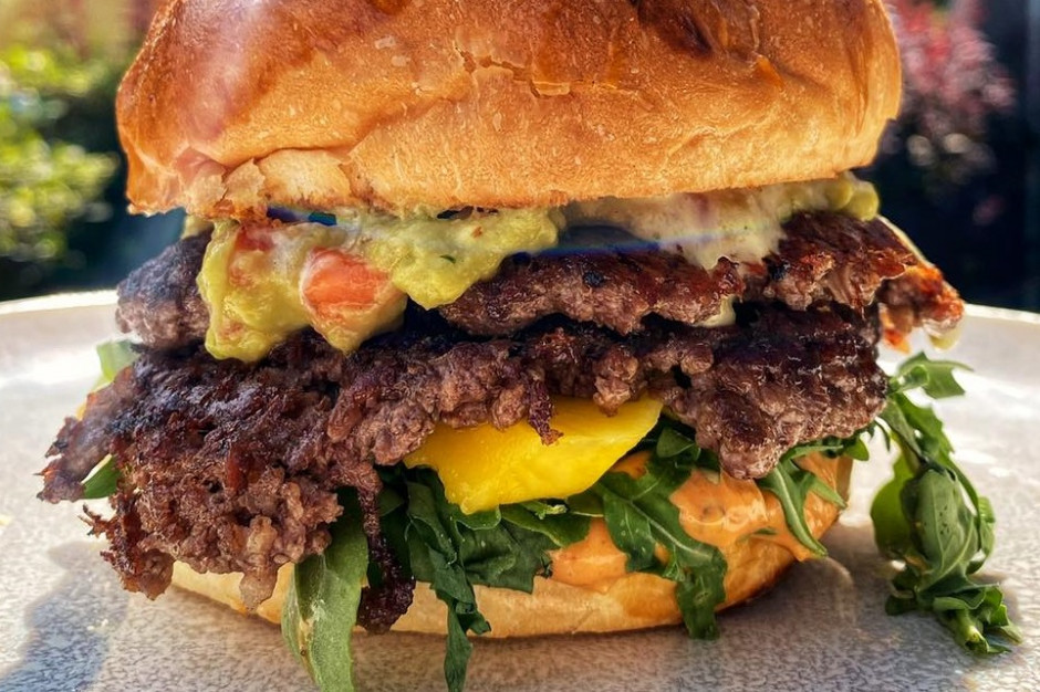 Smash burger coraz popularniejszy. Czym różni się od klasycznego burgera?