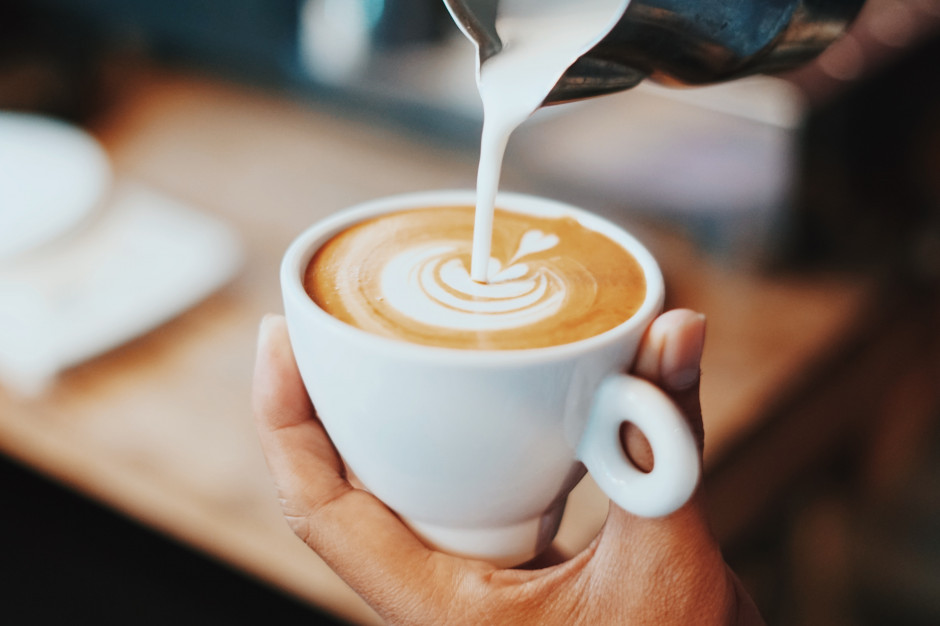 Cafe Latte najpopularniejszą kawą zamawianą w dostawie. Ulubionym dodatkiem mleko bez laktozy