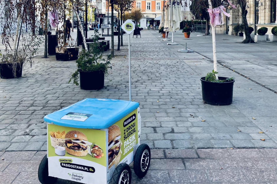 Robot Mateusz z Pasibusa dostarcza burgery w Katowicach