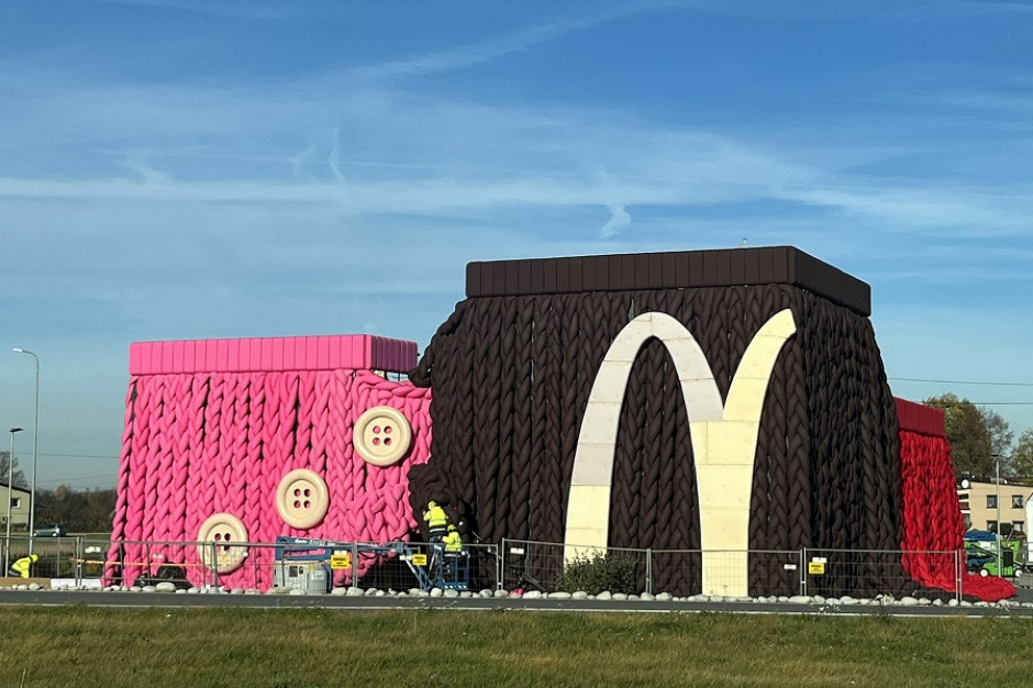 McDonald's w Ustroniu cały w wełnianym ubranku. Stylizacja łączy się z Burgerem Drwala