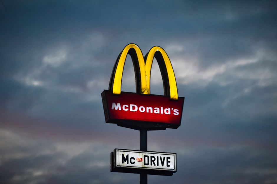 500 zł mandatu za 35 minut w kolejce drive-thru w McDonald’s. Jak to możliwe?