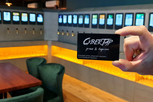 CyberTap to nowy lokal z 30 samoobsługowymi kranami z alkoholami. A jak zamawia się jedzenie?
