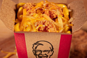 KFC Rozgrzewające Sery 2023 to Serowe Macaroni. Ile kosztuje burger z makaronem?
