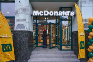Nowy McDonald's we Wrocławiu już działa. Powstał w zabytkowym budynku domu towarowego