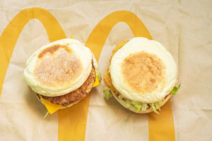 Śniadania w McDonald's. Do której godziny jest oferta i co jest w menu?