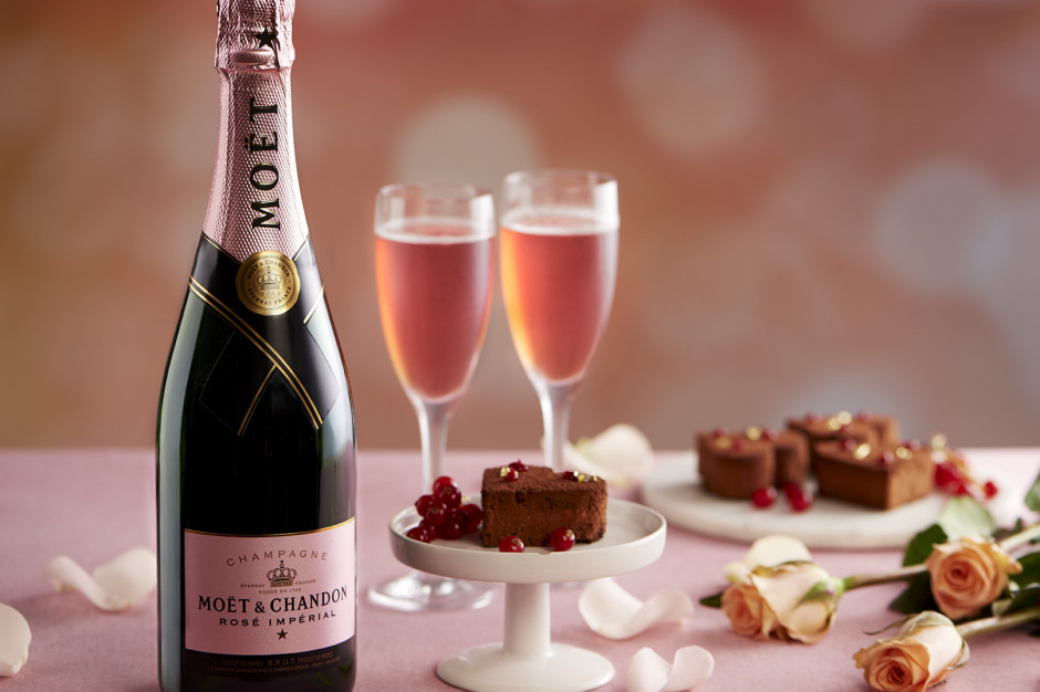 Walentynki w samolocie? Linie Emirates kuszą różowym szampanem i słodkościami