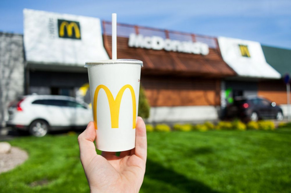 McDonald’s testuje bezsłomkowe pokrywki. Nowe rozwiązanie oburzyło internautów