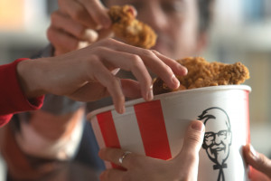 Wtorkowy Kubełek KFC od 28 lutego. Wiemy, ile kosztuje 14 kawałków kurczaka!