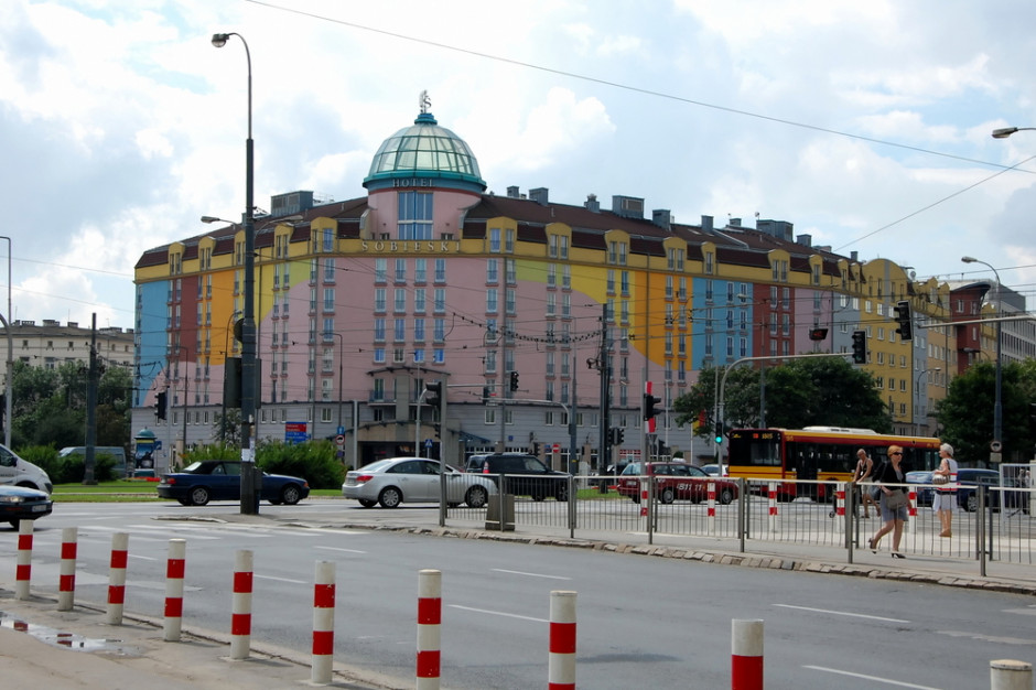 Konserwator zabytków przeciwny remontowi "pstrokatej" fasady słynnego hotelu z lat 90.