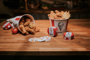 KFC rozdaje gry a'la Dobble dla fanów marki. Jak zdobyć Kentucky DUO?