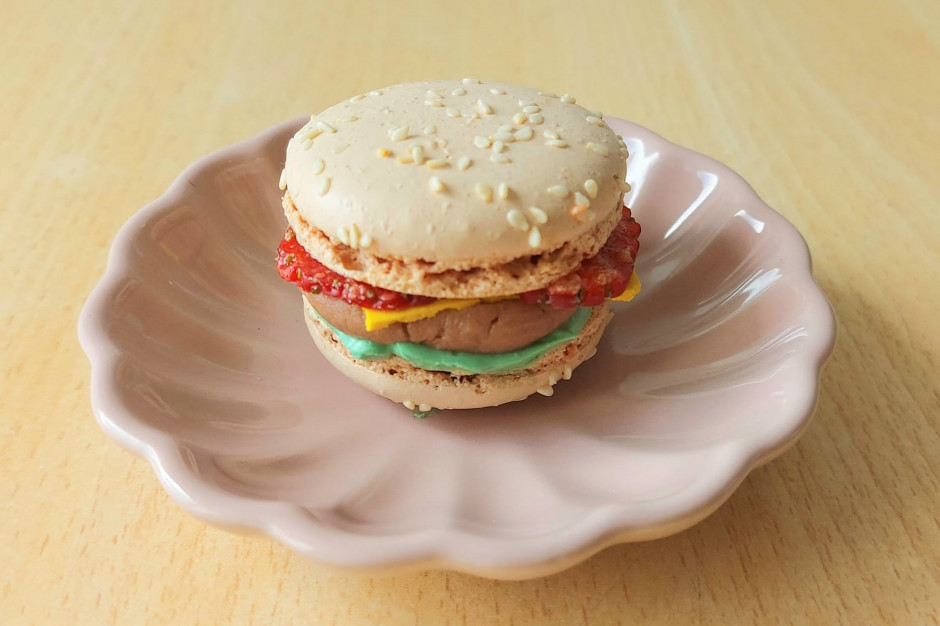 Słodkości na Prima Aprilis? Miss Cupcake zrobiła makaronikowego burgera i jajo sadzone z czekolady