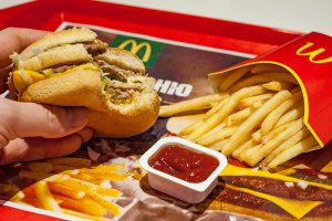 McDonald's chce, żeby jego burgery były lepsze. Doskonali bułkę i kolejne dodatki