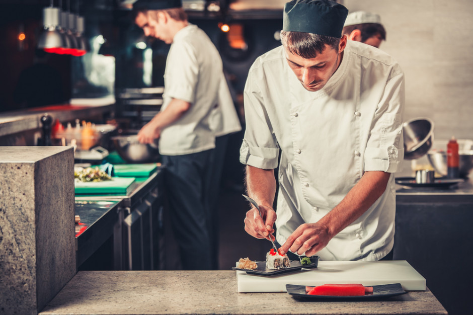 Ile zarabia kucharz? Zobacz zestawienie wynagrodzeń w HoReCa