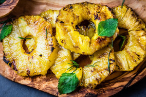 Zapomnij o kiełbasie z grilla. Grillowany ananas może być hitem majówki