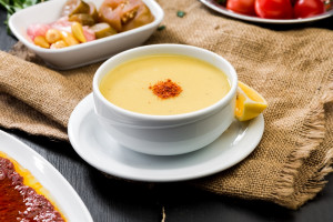 Jak zrobić zupę z soczewicy? To świetna alternatywa dla fasolowej i grochówki