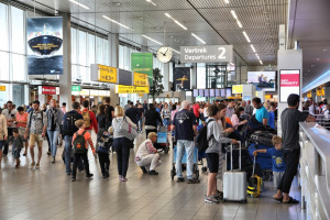 Wakacje 2023. Rekordowa liczba rezerwacji lotów. Rosną obawy o powrót chaosu na lotniskach