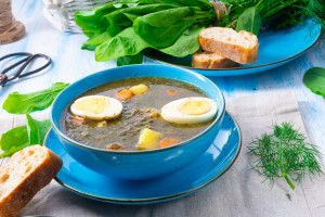 Dlaczego zupę szczawiową podaje się z jajkiem i śmietaną? Jest konkretny powód