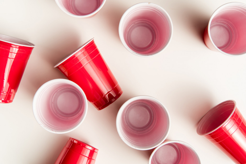 Od 2024 r. do jednorazowego kubka z plastiku doliczone zostanie 20 gr.