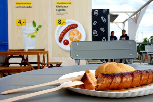 Najtańszy grill w mieście? IKEA serwuje kiełbasę z kajzerką i sosami za 8 zł