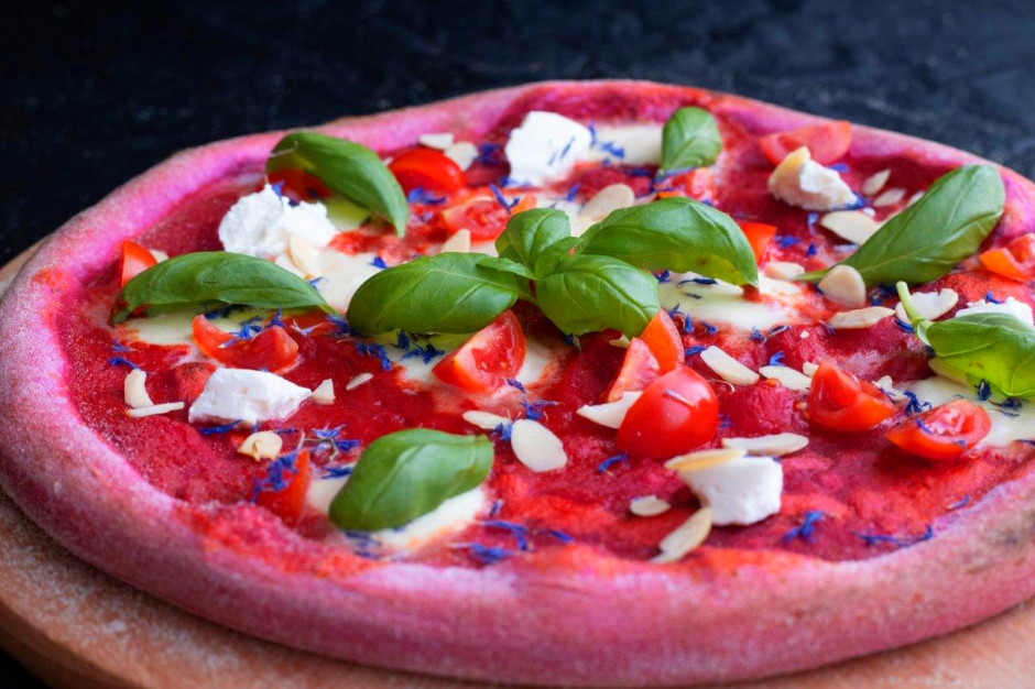 Pierwsza w Polsce różowa pizza FIT z jadalnymi kwiatami