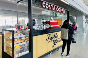 Costa Coffee na Lotnisku Chopina. Ile kosztuje kawa na Okęciu?