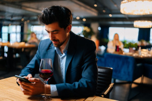 Dyskryminacja w restauracjach: single usadzani przy najgorszych stolikach