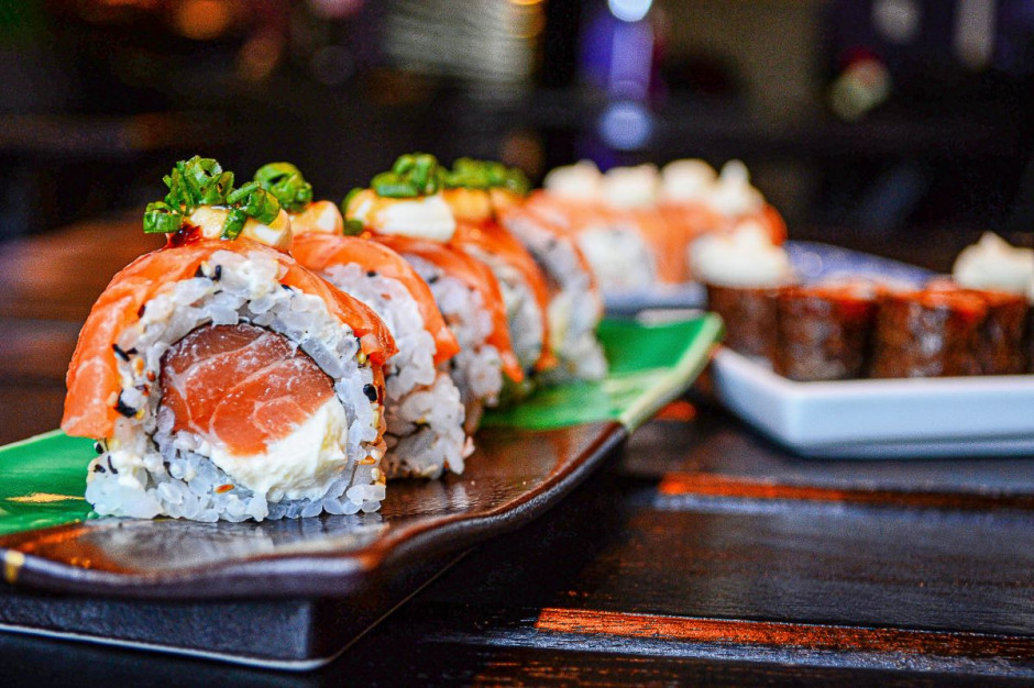Jak jeść sushi palcami? Tak robią to Japończycy