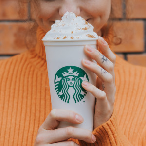Starbucks stawia na jesienne smaki. Powraca Pumpkin Spice Latte, są też nowości!