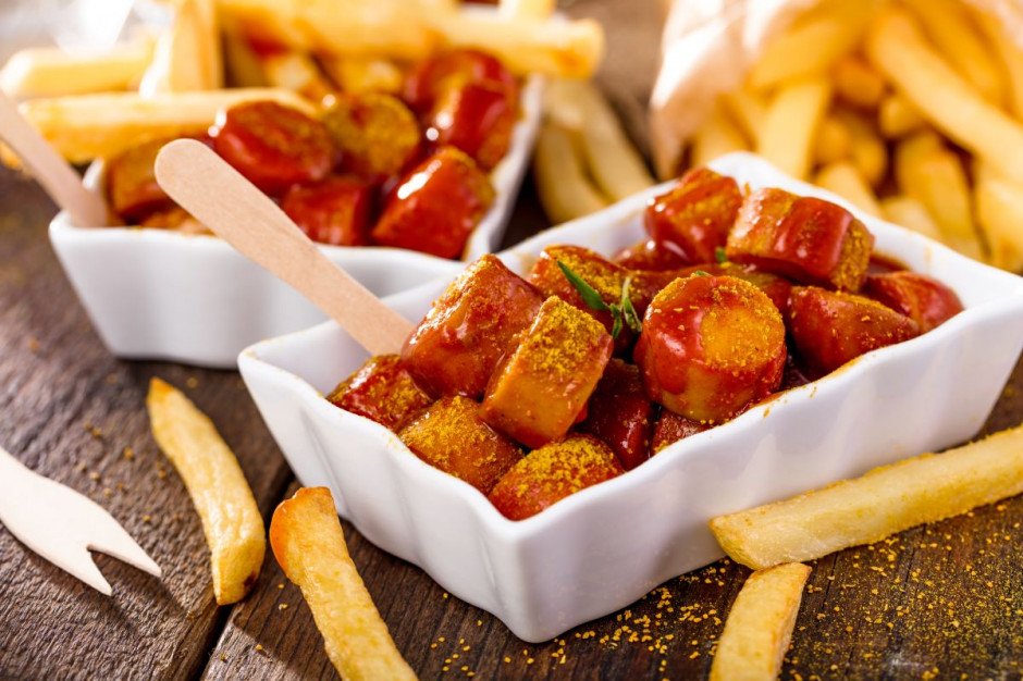 Kultowy przysmak z Niemiec. Jak powstał currywurst?