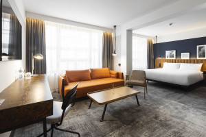 Nowe pokoje w hotelu Wieniawa we Wrocławiu. Modernizm i fotel 366